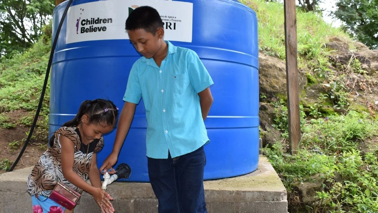 kids in Nicaragua collecting water